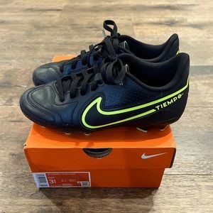 EUC worn for only for 3 days! nike jr legend tiempo 9 club fg/mg soccer cleats